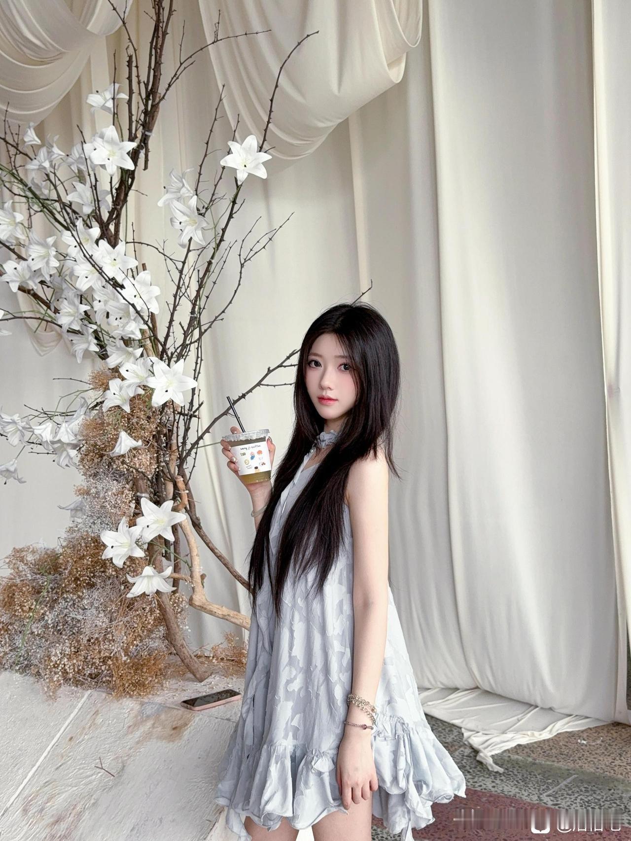 少女与花枝的浪漫邂逅，轻纱裙摆随风起舞。