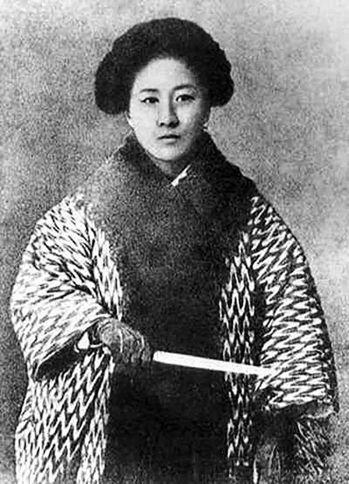 “鉴湖女侠”，秋瑾起义失败被捕，最终在绍兴轩亭口从容就义，她的人头还被挂在轩亭口