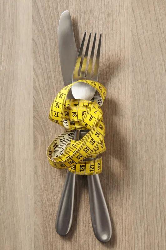 运动和节食哪个更有效减肥？这得看情况。
从短期来说，节食效果可能更明显。控制饮食