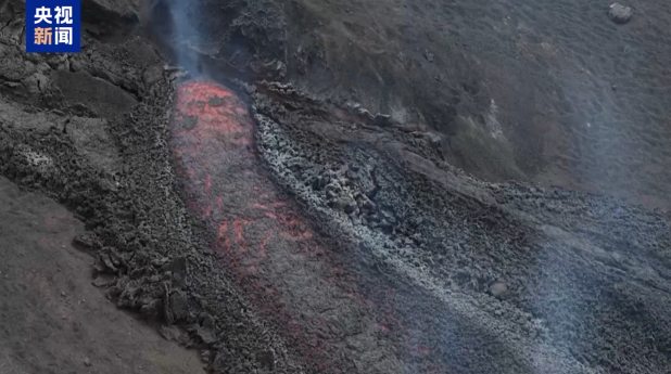 【#意大利埃特纳火山涌出熔岩流#】当地时间8月10日，意大利国家地球物理与火山研