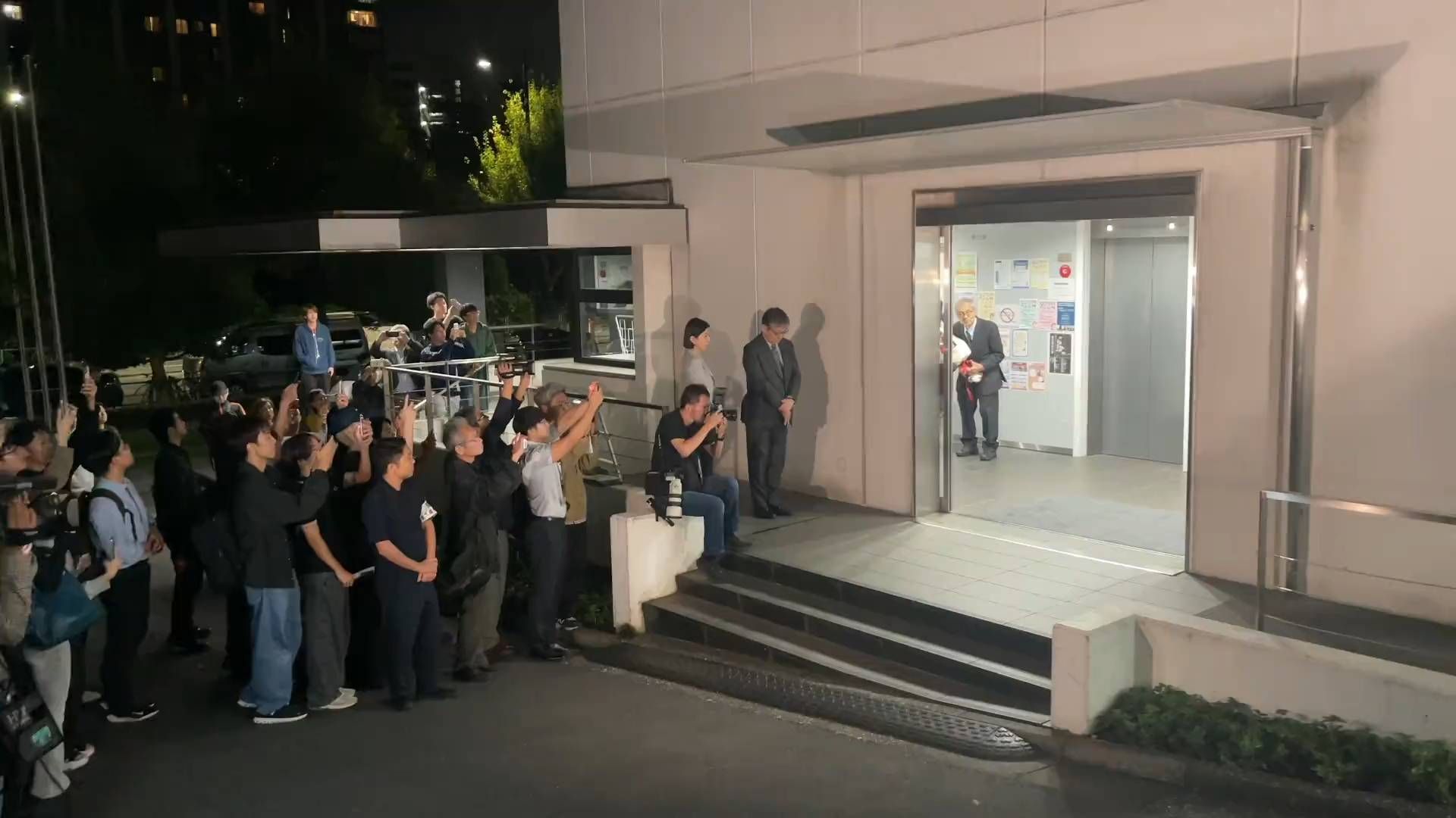 7日晚，东京理工大学，许多师生和记者等候好几个小时，献上鲜花，祝贺硤合老师荣获2026年诺贝尔化学奖