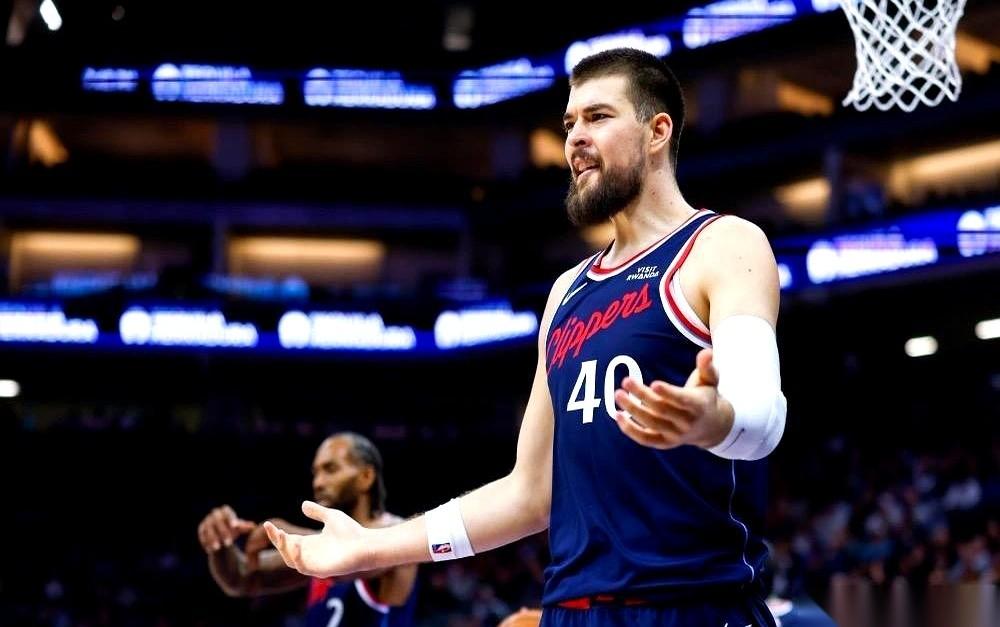 快船的作战室里，灯光惨白，战术板上只写着一个名字：马瑟琳。
旁边，祖巴茨的名字被