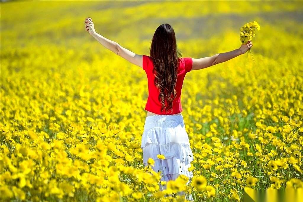 “跟你睡过的女人，不一定爱你。”
他眉头一拧，手机屏幕上的字句像刀子一样划过。