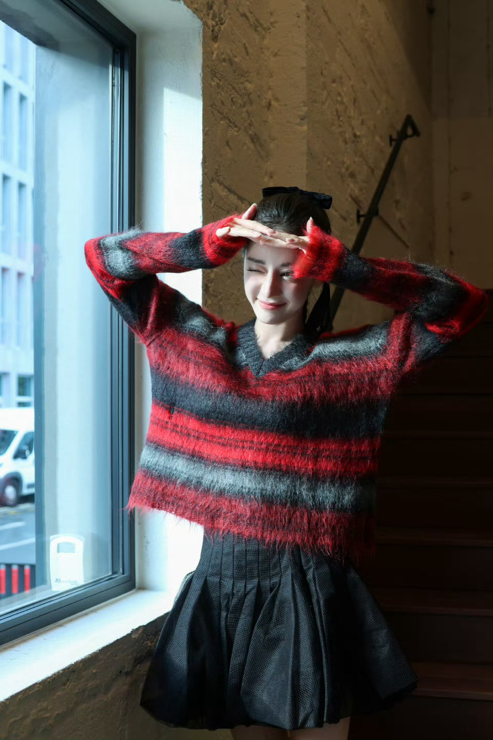 #迪丽热巴蝴蝶结马尾辫# 迪丽热巴蝴蝶结马尾辫，双手遮光，单眼微眯，面带微笑，元