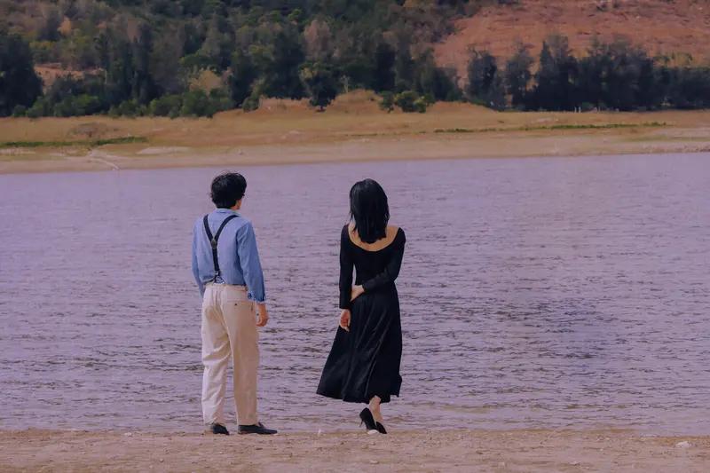 我觉得不妨坦诚相待，按照约定准时赴约。就算许久没联系，多一个普通朋友也没坏处哈[