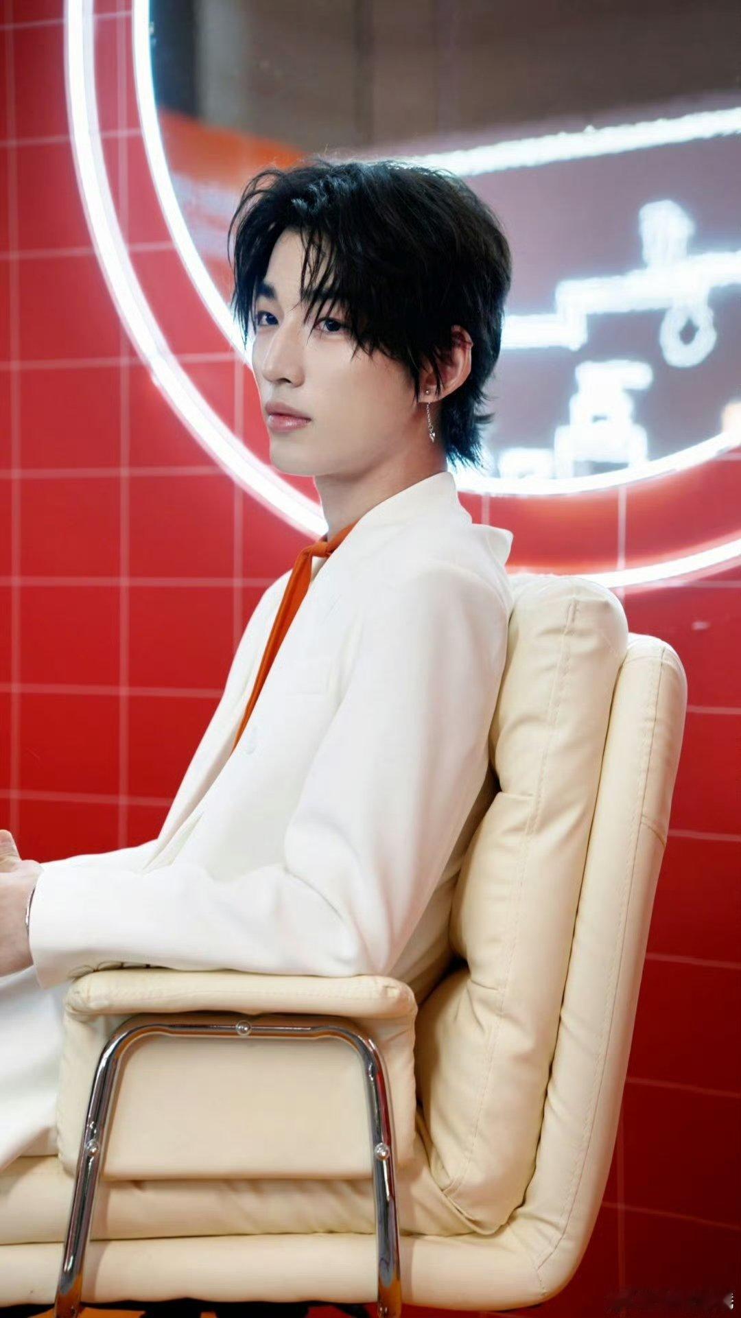 林秋楠做实验主打一个反差橙色领带又像一抹跳动的 火焰，把整体造型的正式感打破，多