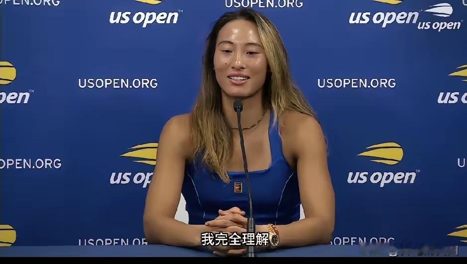 记者问郑钦文，“你认为经历资格赛真的帮助你了吗？”郑钦文听完苦笑，忍不住说道，“
