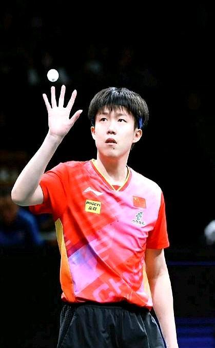 王楚钦输一场，键盘侠就像过年，热搜恨不得挂三天；可名单里换个小将早早出局，评论区