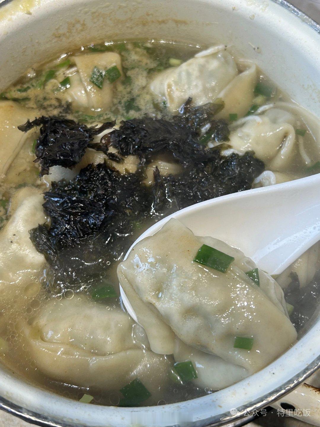 菜肉馄饨随着沪语电影《菜肉馄饨》的上映，沪上的菜肉馄饨又成了时下热点。一碗热气腾