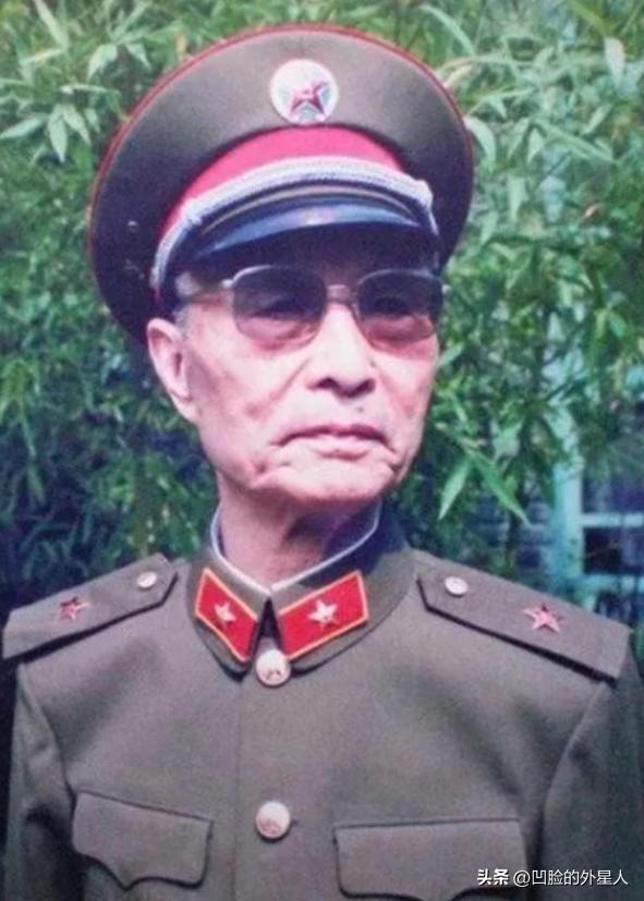 1964年，张爱萍将军到酒泉某基地视察，突然，他发现有10多名背着斜挎包的战士站