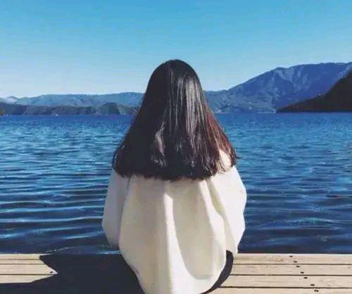 不是硬凑的热闹，是心里有个人能惦记，是疲惫时能说上句话的踏实。就像饭桌上的一碗热