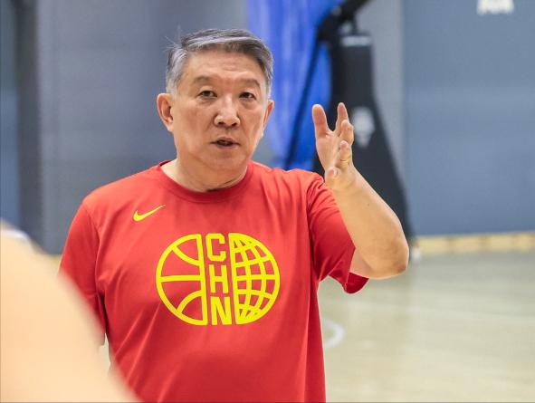 中国女篮15人大名单出炉。
为备战7月对澳大利亚的热身赛，中国女篮公布了15人大