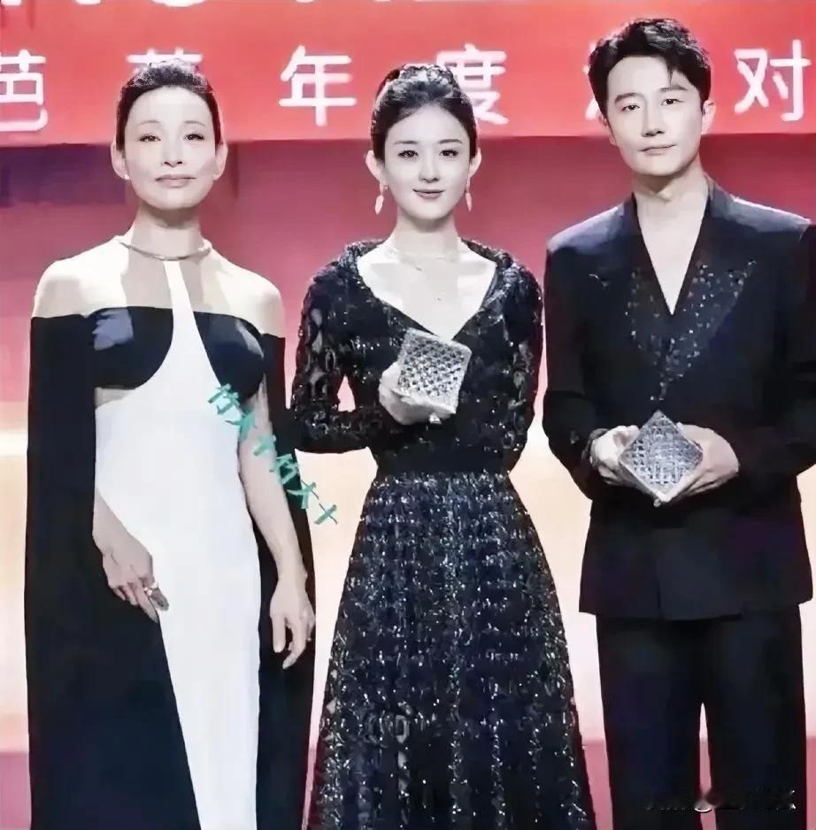陈冲，赵丽颖，黄轩同框，陈冲已过六旬气质仍杠杠的，优雅高贵，脸无皱纹，气色红润。