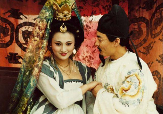 公元756年，李隆基的宠臣宦官高力士，把38岁的美女杨玉环抱了起来。而这，还是奉