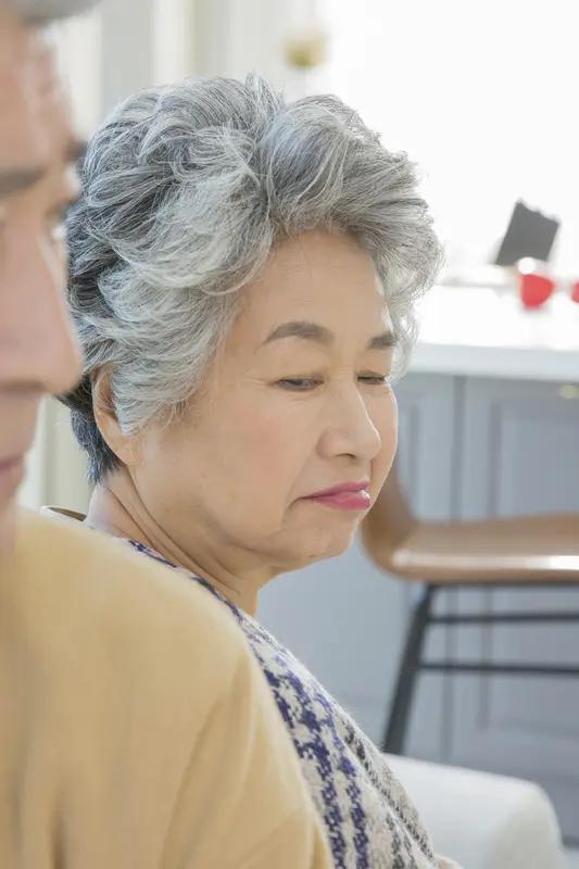 杭州有位42岁的金融从业者宋先生，被确诊患上了早发型阿尔茨海默病，这就像一颗“定