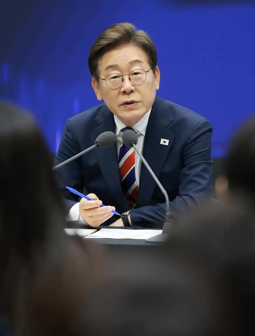 外媒问韩国总统李在明：若中国武统台湾，你会不会出手？李在明笑着回答：那是人家的家