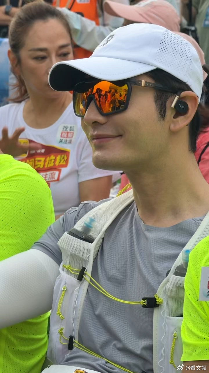 黄晓明黄宗泽比心饭撒黄晓明黄宗泽同框状态两大男神同框气场拉满，比心饭撒超宠粉，状