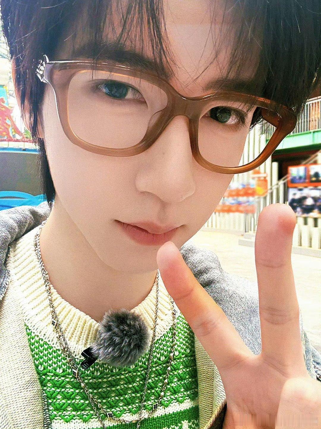 投贺峻霖佩戴miumiu眼镜，贵气贺峻霖五十公里桃花坞6