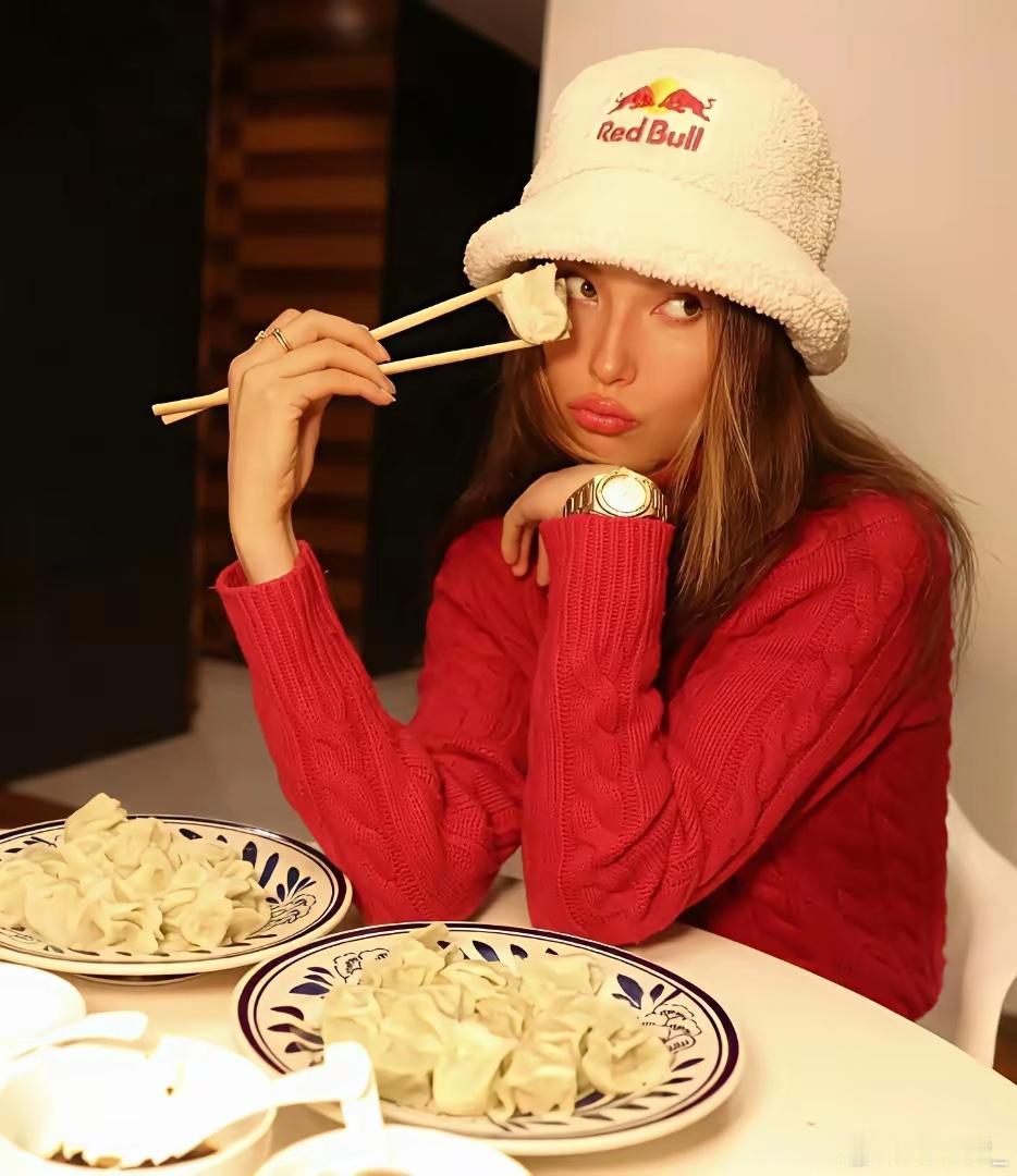 谷爱凌回忆在美国上幼儿园时，别的小朋友课间点心多是葡萄干，而她带的是荷叶包糯米饭