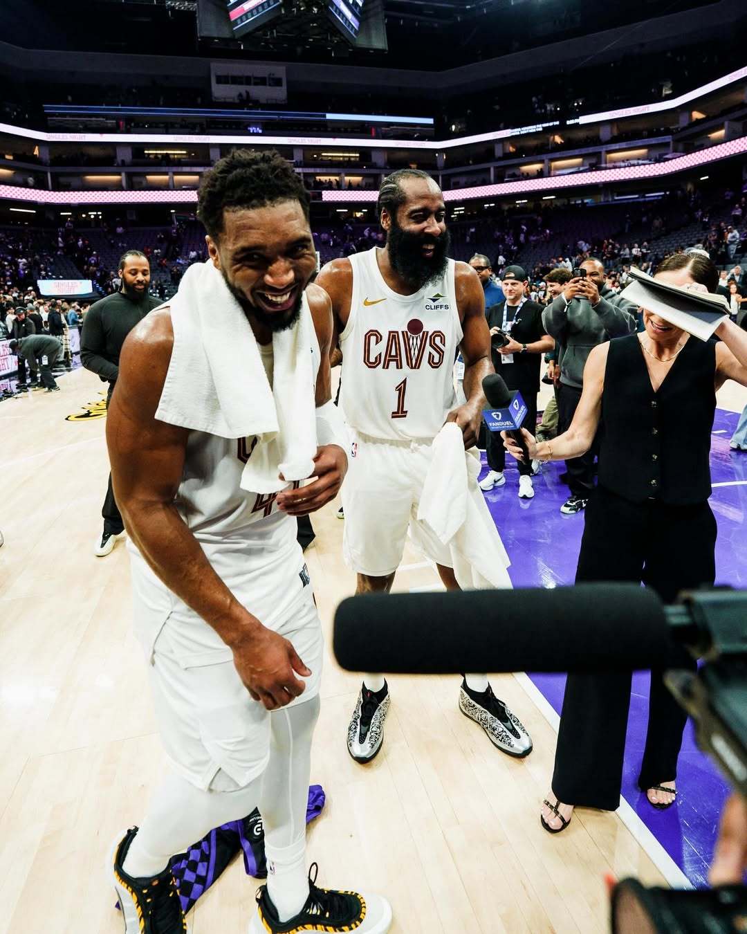 哈登骑士队首秀 