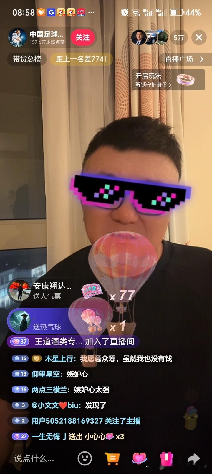 董路硬刚拿出10万喊话：
从今后5年，只要也能拿到像他们一样的冠军，职业的，业余