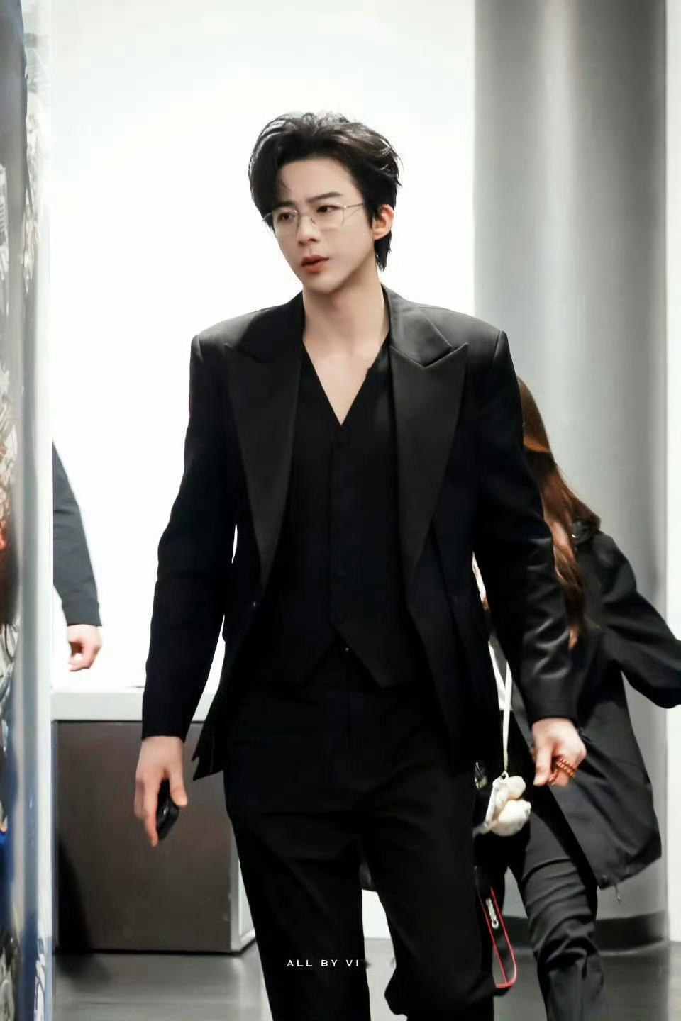 刘宇宁地球超新鲜黑西装深V路透刘宇宁 深V西装气场拉满 黑西装深V矜贵有型，好帅