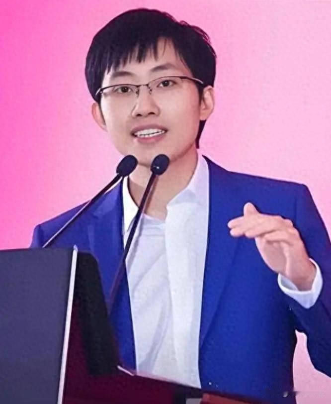 梁文锋三次拒了美国邀请，有人说是硬气，有人说是傻，其实他根本没在跟谁较劲。
他只