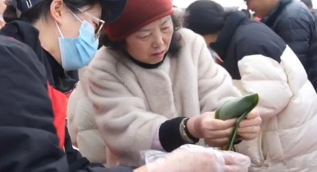 2026春运浙里暖心守护返乡湖州长兴暖伴游子归程 湖州长兴的春运现场太暖啦！贴心