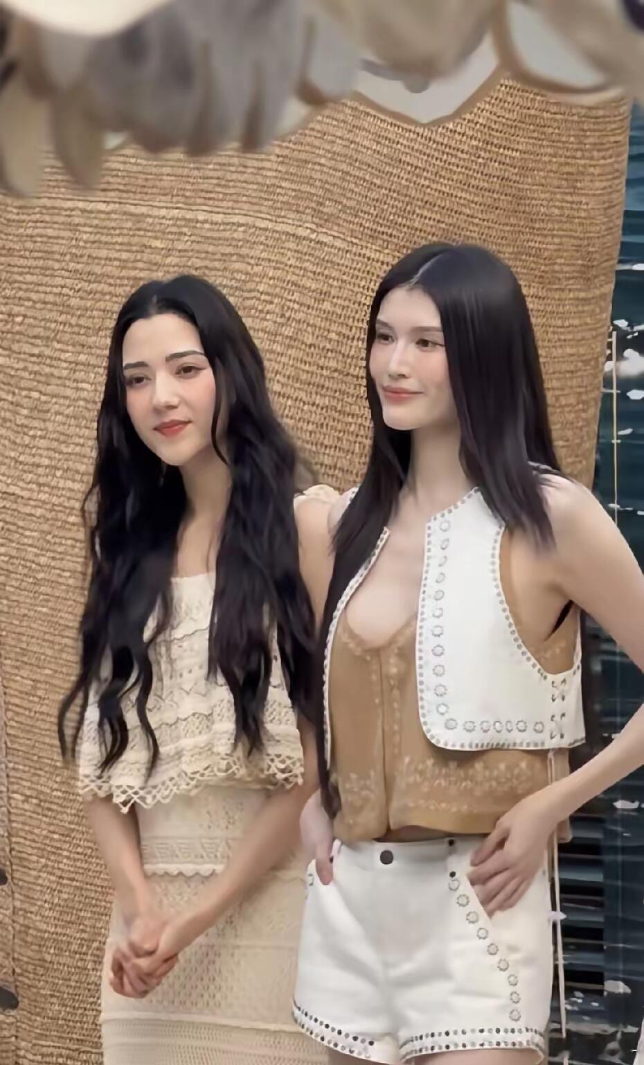 何穗娜然同框走秀何穗三里屯走秀状态 何穗奶白肌肤自带反光板，娜然混血魅力无法复制