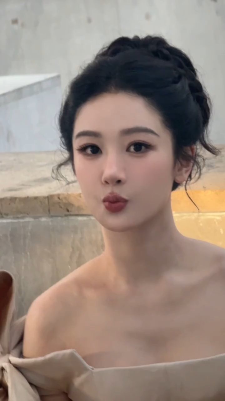 杨紫妆造水平谁懂啊，杨紫近期所有妆造都狠狠戳在我的审美点上！造型团队真的太会挖掘