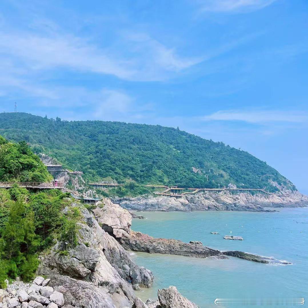 莫忧前路有千山万水，江河奔流只顾向前，莫惧时光匆匆；心若止水，自成风景。