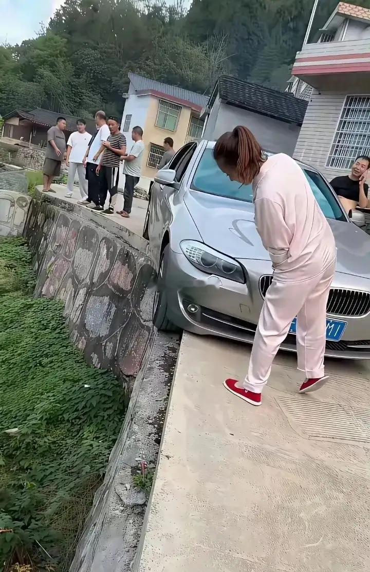 不敢动了，一点都不敢动了。 