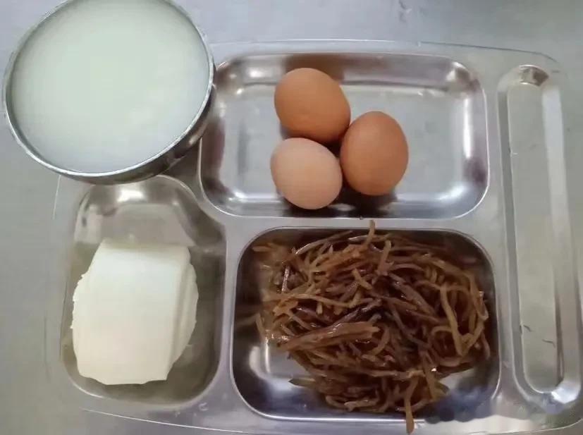 十一开车去海阳，早上在一家私人小旅店吃了早点，馒头茶鸡蛋和咸菜稀饭。问店主多少钱