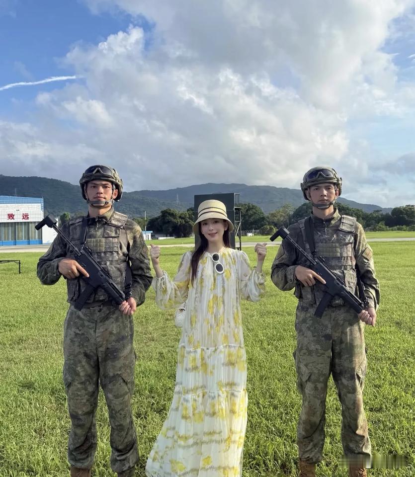 方媛今天晒出自己的近照，她说；今天是驻港空军开放日，她开心的空军合影了。

她的