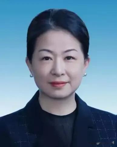 太厉害了，她从一名大专毕业生，一边工作一边在职函授学习，获得博士学位；从一名基层