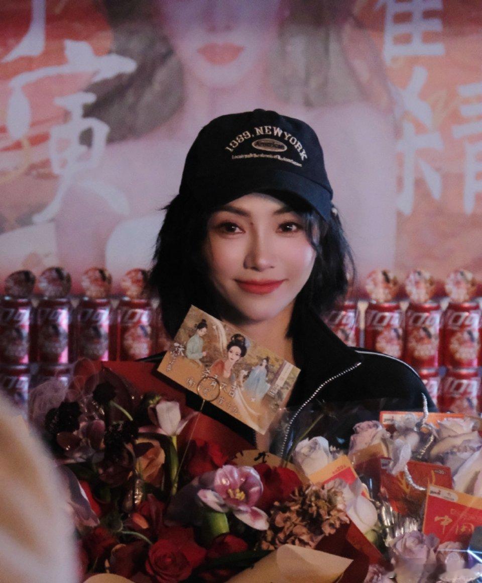 明媚可爱动人谢不修，谢可寅《珠帘玉幕》杀青饭拍，期待与崔十九见面！[好喜欢] ​