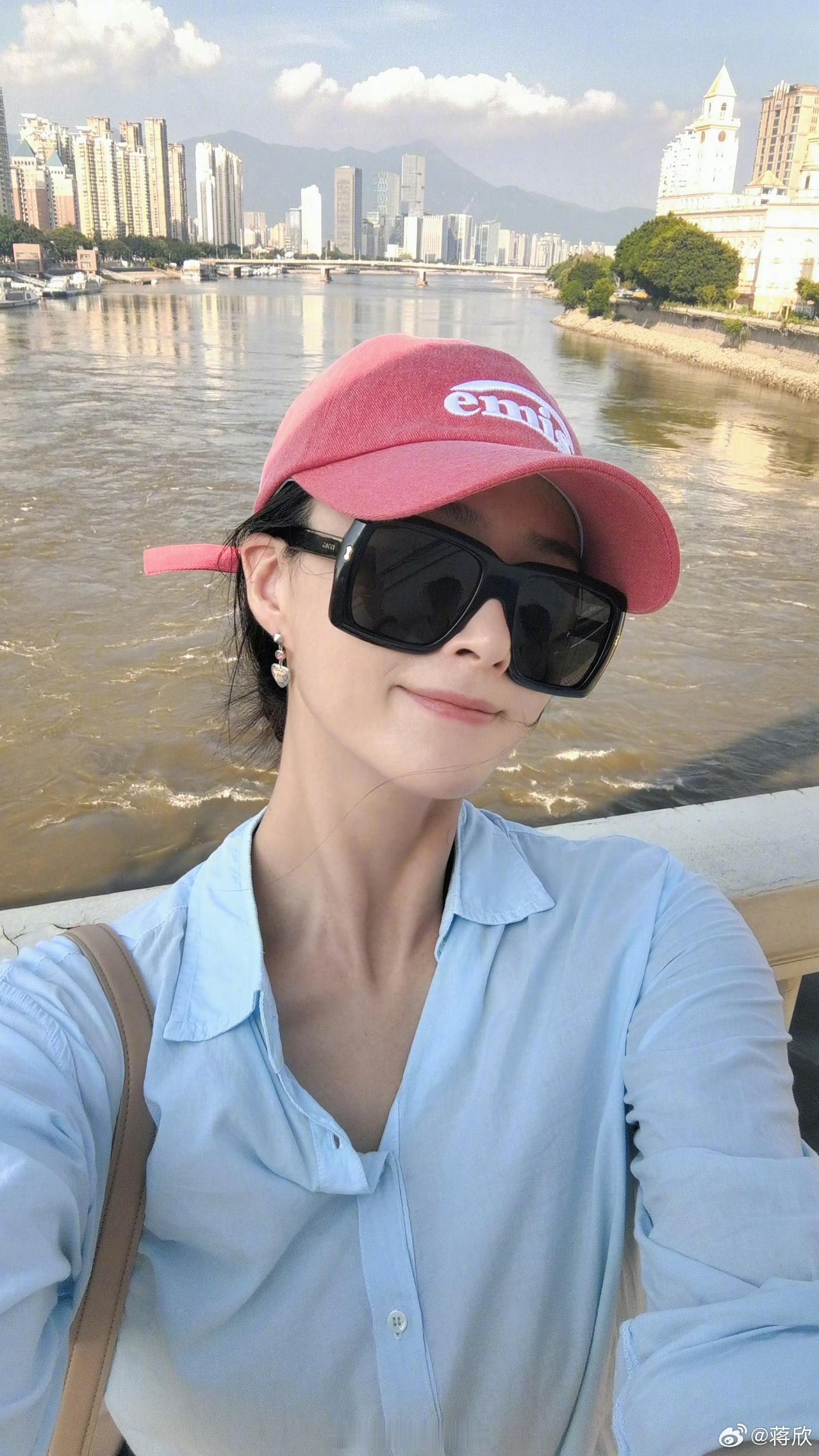 谁敢信蒋欣穿的是同一件衬衫姐姐也太有型了[羞嗒嗒]瘦了好多，越来越年轻越来越美丽