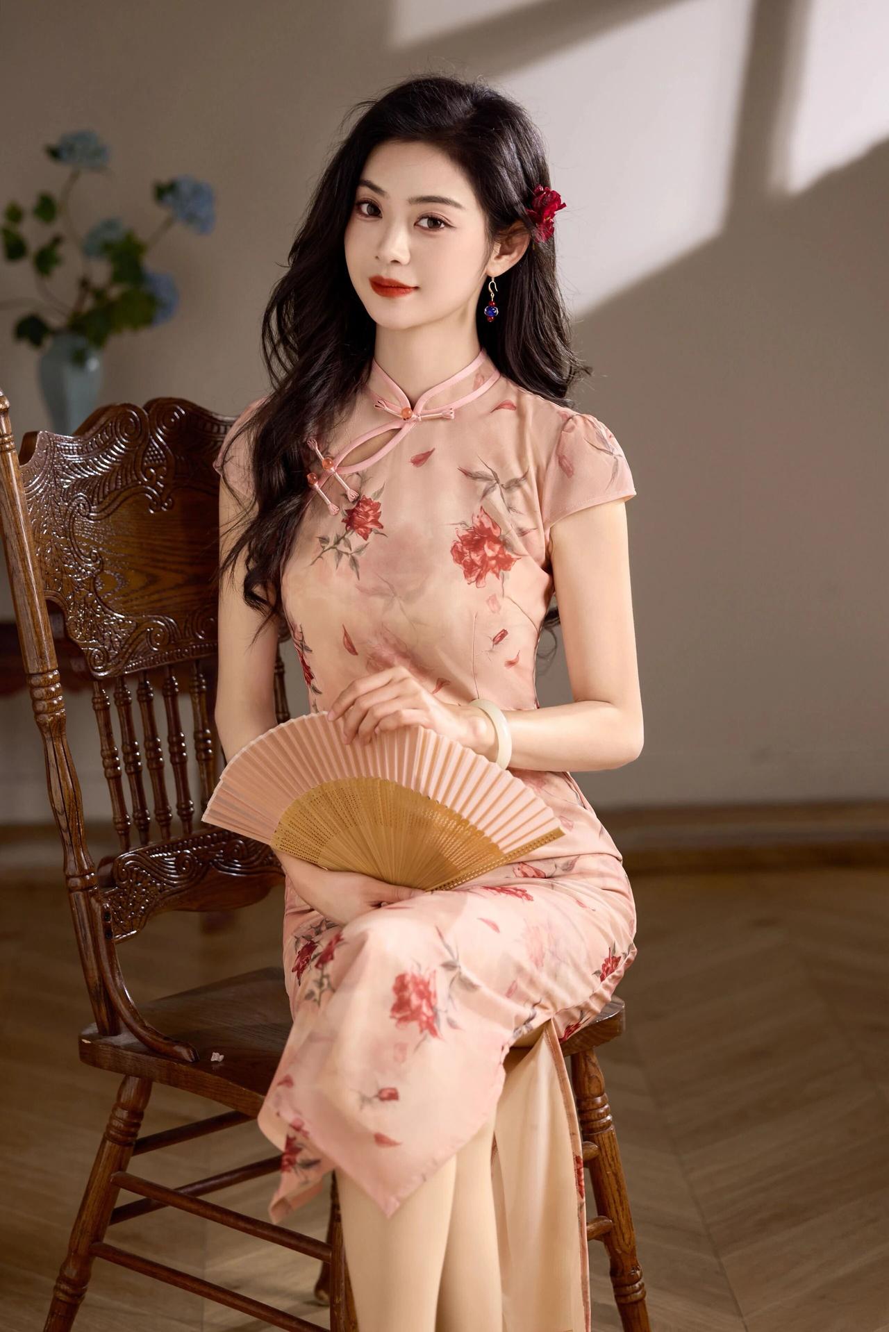 这组照片以“新中式旗袍写真”为主题，通过多场景与多姿态展现了东方女性的温婉与雅致