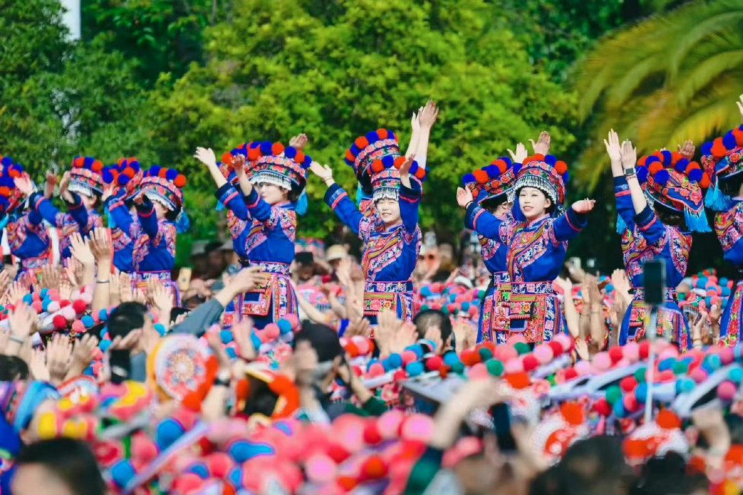 云南全民会跳左脚舞完全不用管认不认识，只要手拉手围成圈，左脚点地三连击，陌生人秒