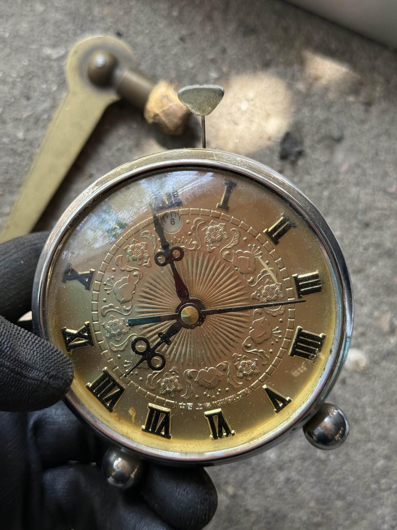 80年代的发条闹钟，那可是一代人的记忆。我家以前就有一个，外壳是塑料的，白色的外