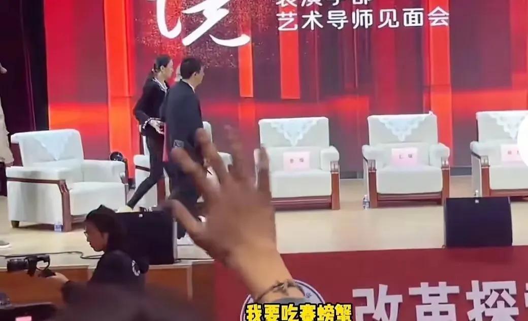 对黄磊的“攻击”延伸到了线下。近期黄磊作为嘉宾参加一个大学活动，被现场学生贴脸开
