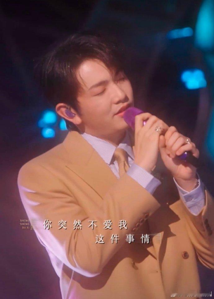 谁懂啊！颜人中的烟嗓唱《一直很安静》，把遗憾和不甘都唱透了，每一句都戳中泪点。 