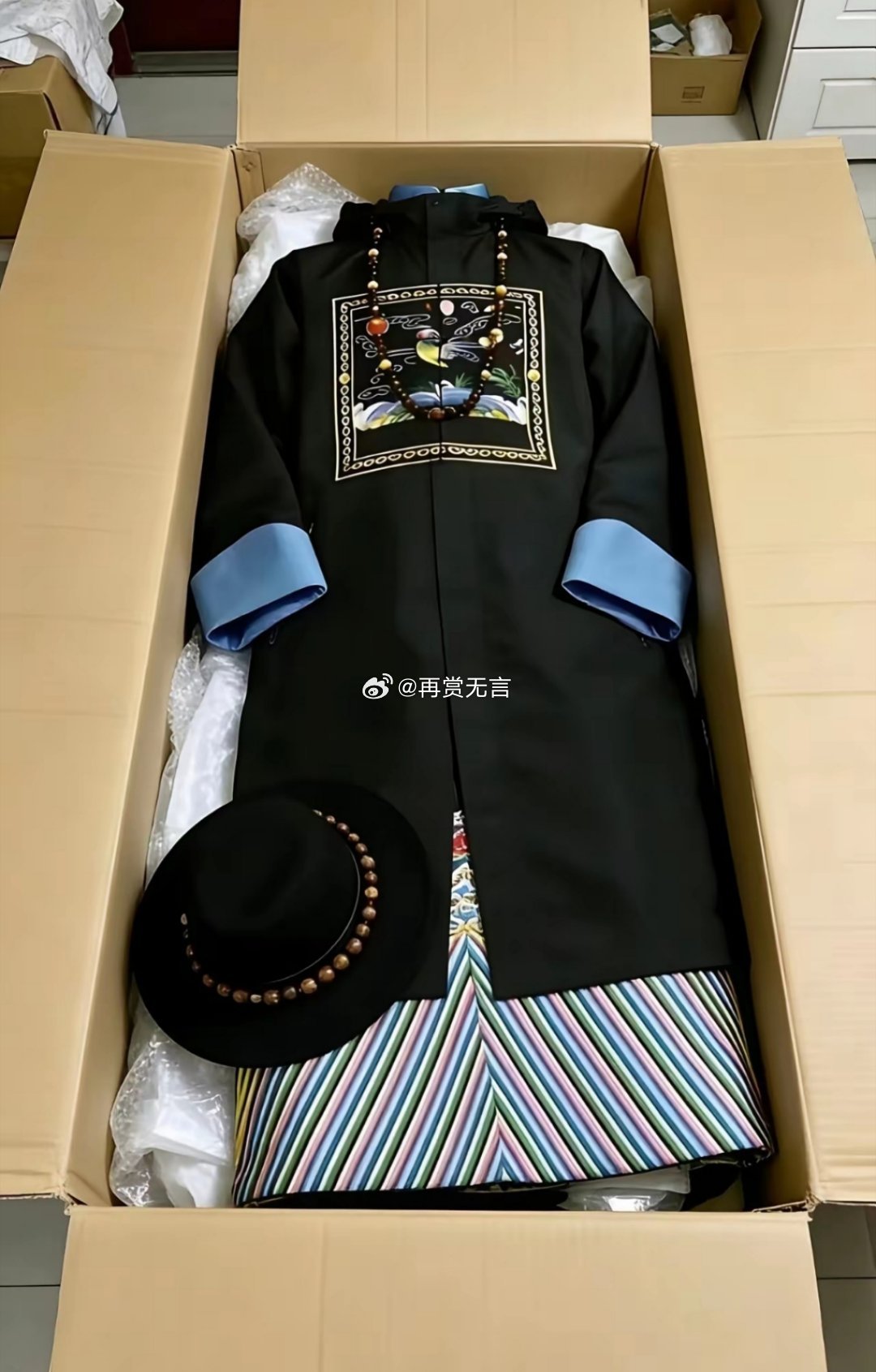 晚上穿这件衣服出门，口红和腮红得多涂点儿！ 