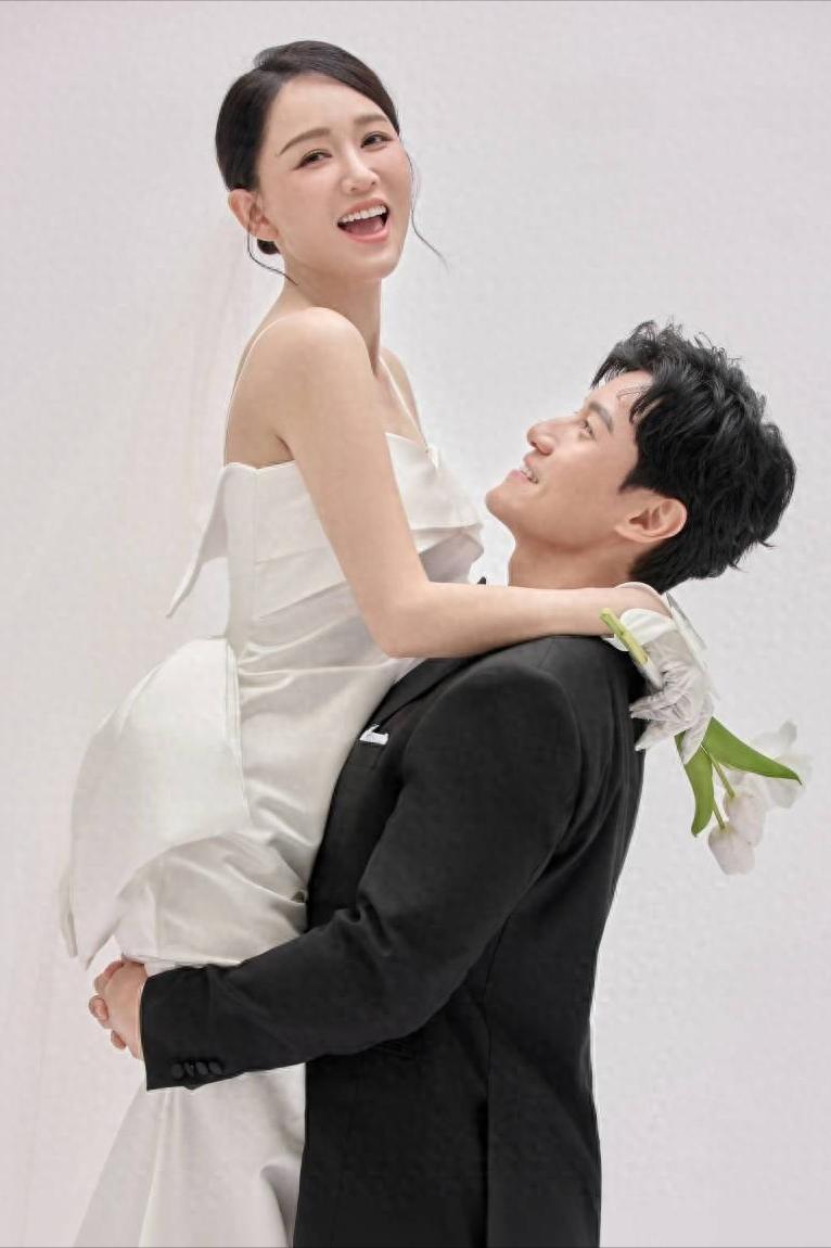 不愧是娱圈“神仙夫妻”！陈乔恩与丈夫合体拍婚纱照，眼里有光，笑中含情，好恩爱~
