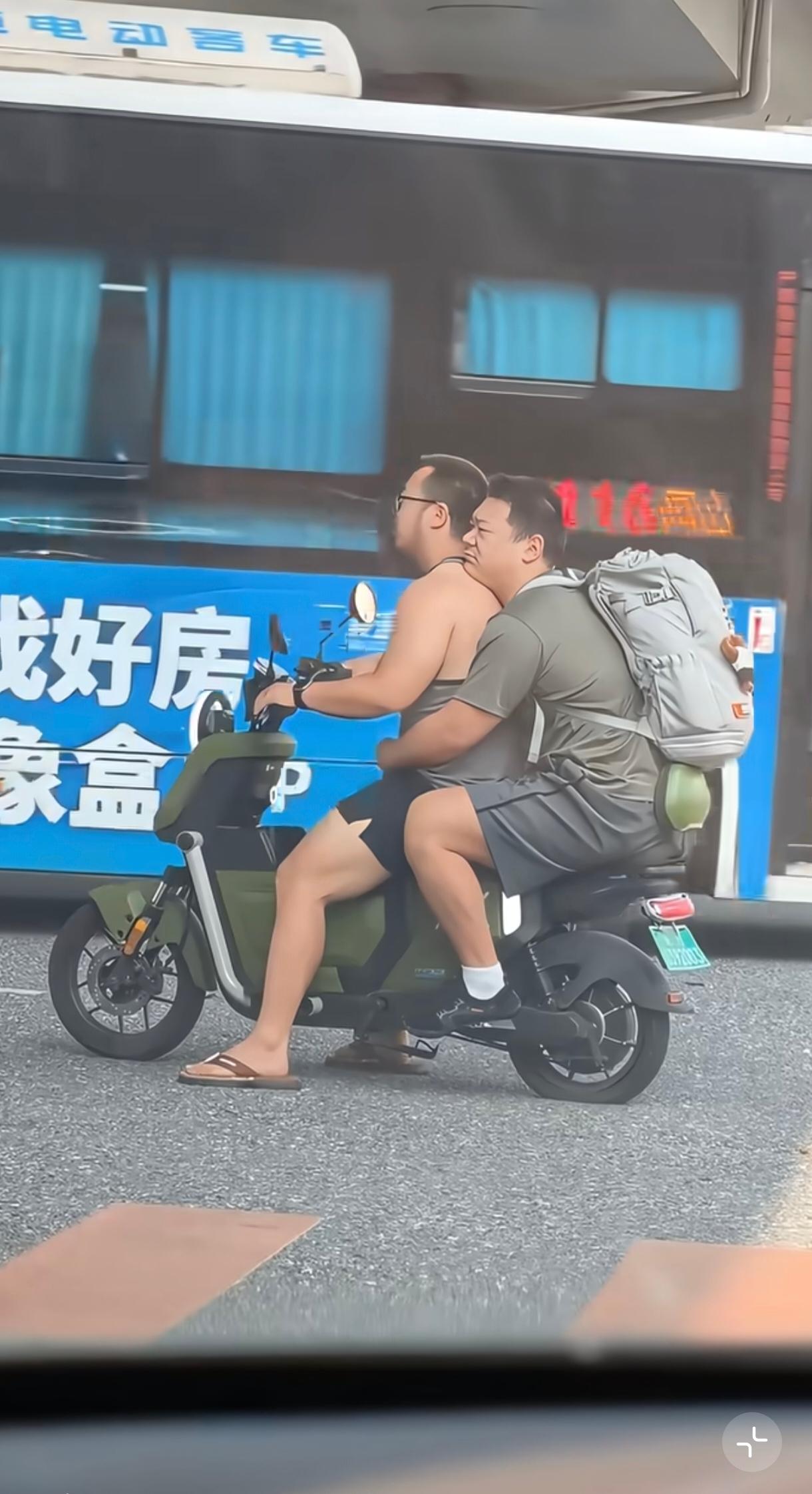 圆脸、寸头、眼镜、络腮胡，成都刘亦菲，这才是好兄弟。轮胎：你们的爱让我感到压力山