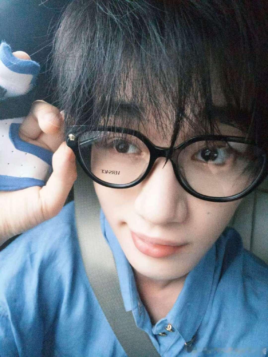 伦敦未必有丁程鑫忧郁丁程鑫手指好多了 伦敦未必有丁程鑫忧郁（戴的这个固定架手应该