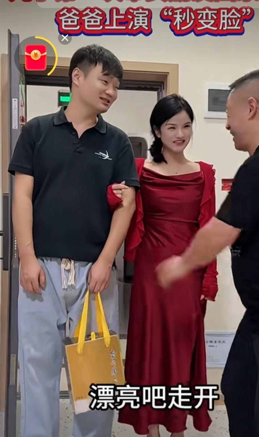 儿子视频里开口要钱，脸立刻沉下来。
女友突然从旁边探进半个身子，那张脸瞬间就软了