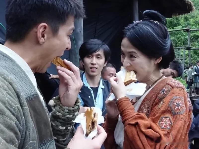 近日，萱萱在个人社交平台晒出《寻秦记》与“儿子”的照片，乌廷芳和项少龙的儿子，项