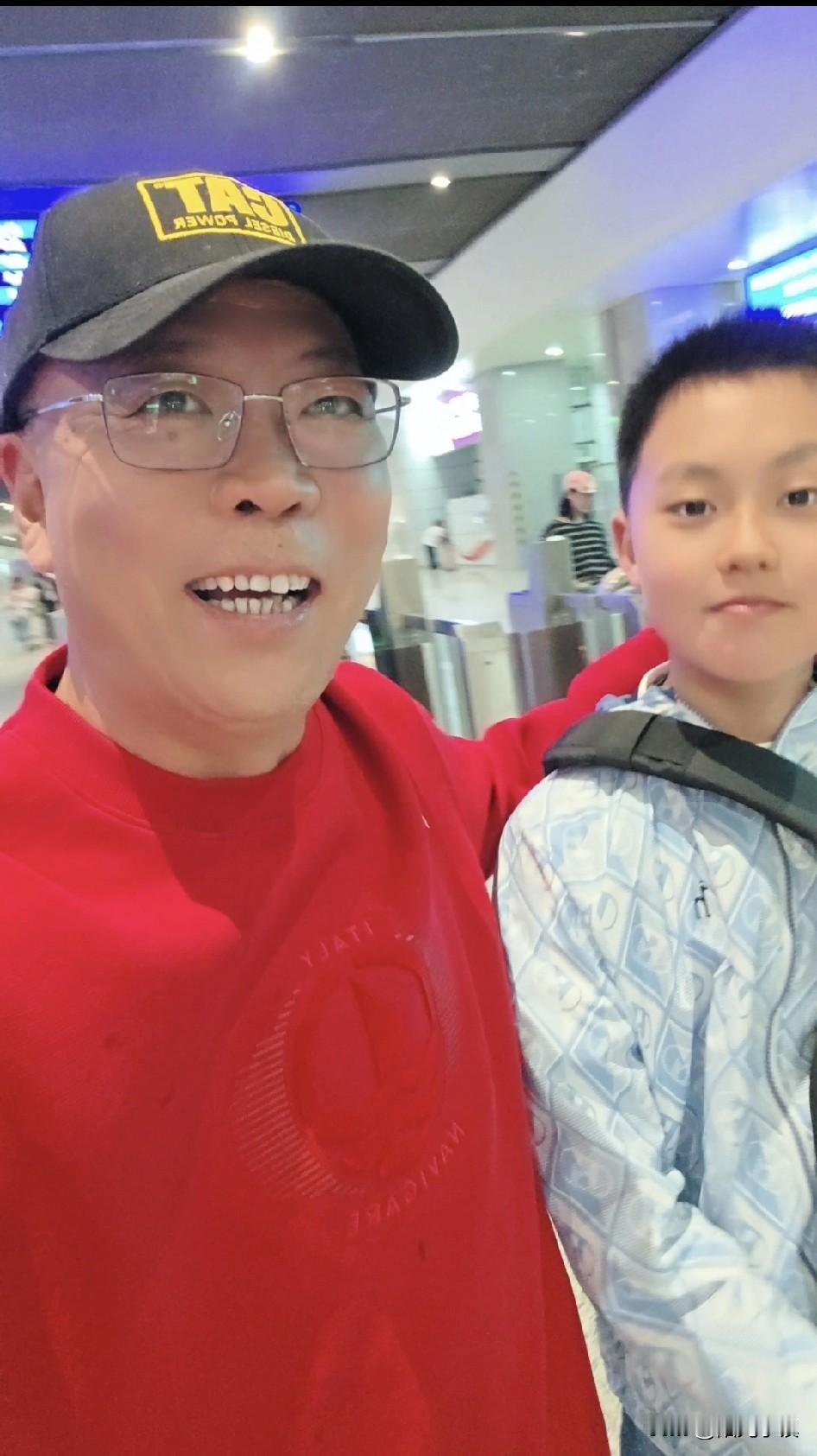 女儿一家的五一假期……

放假后，他们在家里休息一天，5月2日下午3点到达济南。