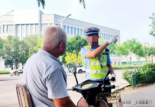 上海闵行，一位大爷骑电动车出行，被交警拦下，以未戴头盔为由罚款30元。大爷不服申